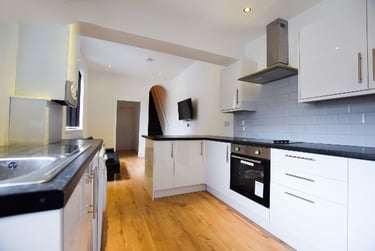 6 bed house, Boughey Road, Shelton, Stoke, ST42BB - Image 6