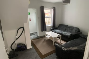 4 bed house, Queen Anne Street, Shelton, Stoke, ST42EQ - Image 2