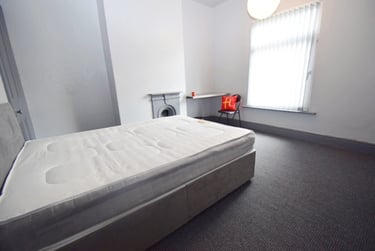 3 bed house, Carlton Road, Shelton, Stoke, ST42BG - Image 3