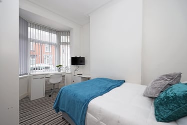 4 bed house, Boughey Road, Shelton, Stoke, ST42BN - Image 2