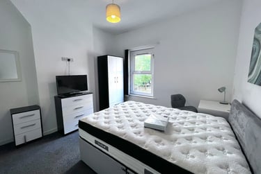 3 bed house, Thornton Road, Shelton, Stoke, ST42BD - Image 6