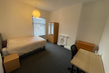 3 bed house, Carlton Road, Shelton, Stoke, ST42BG - Image 2