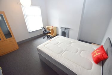 3 bed house, Carlton Road, Shelton, Stoke, ST42BG - Image 2