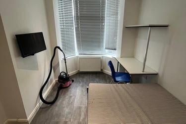 4 bed house, Leek Road, Shelton, Stoke, ST42BW - Image 2