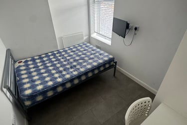 4 bed house, Thornton Road, Shelton, Stoke, ST42BD - Image 2