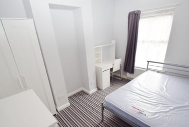 5 bed house, Boughey Road, Shelton, Stoke, ST42BQ - Image 2