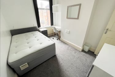 3 bed house, Leek Road, Shelton, Stoke, ST42BP - Image 1