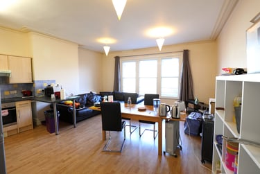 3 bed flat, Whiteladies Road, Clifton, Bristol, BS82QN - Image 2