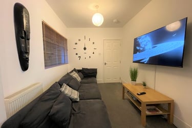 5 bed house, Fawcett goombs Wifi and Parking, Southsea, Portsmouth, PO40DH - Image 1