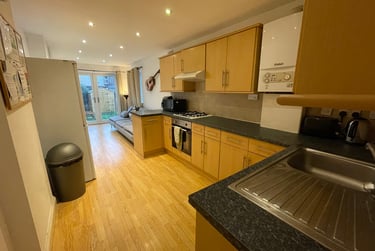 5 bed house, EDMUND RD - 5x DOUBLE BEDS + BILLS INCLUDED, Southsea, Portsmouth, PO40LL - Image 2