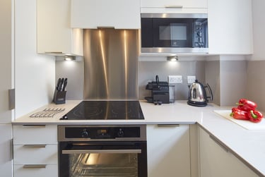 1 bed studio, St James's Parade, Poets Corner, Bath, BA11UH - Image 2