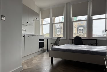 1 bed studio, Queen Charlotte Street, City Centre, Bristol, BS14EX - Image 2