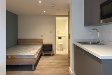 1 bed studio, Queen Square, City Centre, Bristol, BS14JE - Image 2