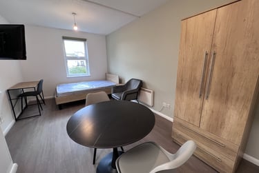 1 bed studio, Wells Road, City Centre, Bath, BA23AP - Image 1