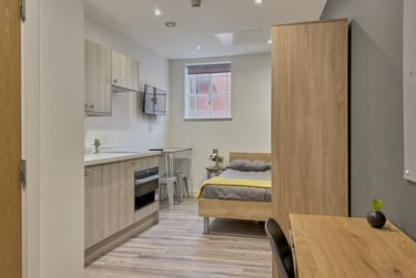 1 bed studio, College Green, City Centre, Bristol, BS15TB - Image 3
