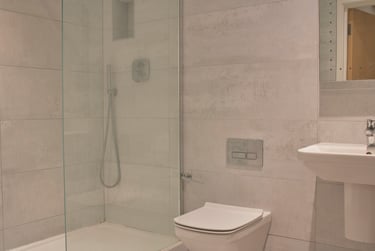 2 bed flat, St. James's Parade, Poets Corner, Bath, BA11UH - Image 3