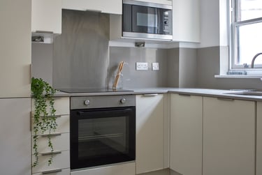 2 bed flat, St. James's Parade, Poets Corner, Bath, BA11UH - Image 3