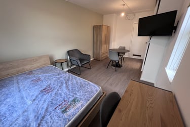 1 bed studio, Wells Road, City Centre, Bath, BA23AP - Image 2