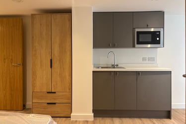 1 bed studio, Queen Square, City Centre, Bristol, BS14JE - Image 3