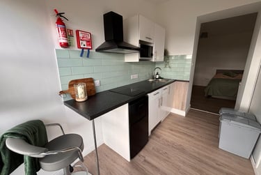 1 bed studio, Bryn Road, Brynmill, Swansea, SA20AR - Image 3