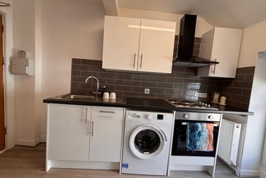 3 bed flat, Bryn Road, Brynmill, Swansea, SA20AR - Image 2