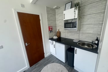 1 bed studio, Bryn Road, Brynmill, Swansea, SA20AR - Image 4