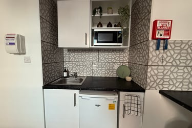 1 bed studio, Bryn Road, Brynmill, Swansea, SA20AR - Image 4