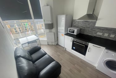 2 bed flat, St Albans Road, Brynmill, Swansea, SA20BP - Image 2