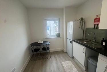 2 bed flat, St Helens Road, Mount Pleasant, Swansea, SA14DQ - Image 3