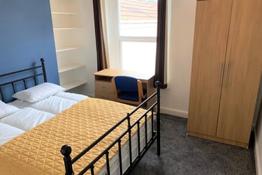 6 bed house, Russell Street, City Centre, Swansea, SA14HR - Image 1