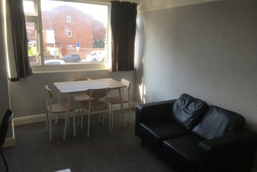 2 bed flat, High Street, Near university, Portsmouth, PO12HS - Image 5