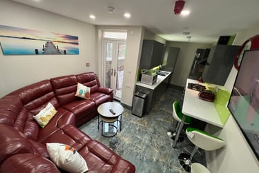 6 bed house, Thornton Road, Shelton, Stoke, ST42BD - Image 2