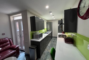 6 bed house, Thornton Road, Shelton, Stoke, ST42BD - Image 3