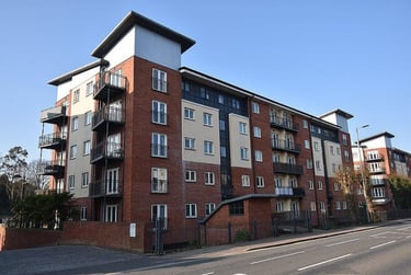 2 bed flat, New North Road, St Sidwells, Exeter, EX44HG - Image 1