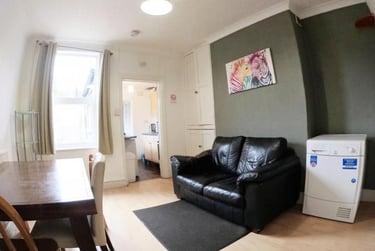 4 bed house, Thesiger Street, City Centre, Lincoln, LN57UU - Image 1