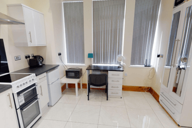 1 bed studio, Raglan Road, Edgbaston, Birmingham, B57RA - Image 2