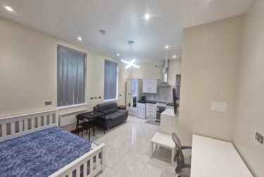 1 bed studio, Raglan Road, Edgbaston, Birmingham, B57RA - Image 1