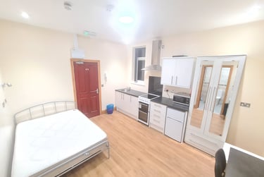 1 bed studio, Raglan Road, Edgbaston, Birmingham, B57RA - Image 1