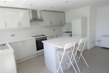 2 bed flat, Slade Lane, Levenshulme, Manchester, M192AF - Image 2