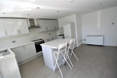 2 bed flat, Slade Lane, Levenshulme, Manchester, M192AF - Image 3