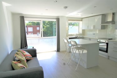 2 bed flat, Slade Lane, Levenshulme, Manchester, M192AF - Image 1