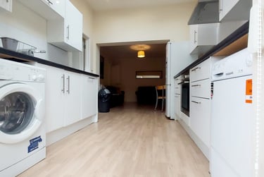 5 bed house, College Road, Fishponds, Bristol, BS162HP - Image 2