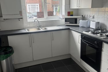 6 bed house, Russell Road, Hyson Green, Nottingham, NG76HD - Image 3