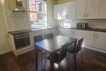 4 bed house, Winfield Terrace, Woodhouse, Leeds, LS29BD - Image 4