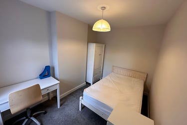 4 bed house, Robinhood Street, City Centre, Gloucester, GL15PW - Image 2