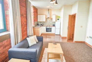 2 bed flat, Legrams Lane, Manningham, Bradford, BD71NH - Image 1