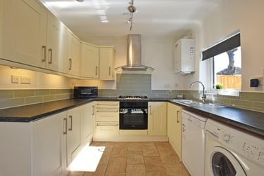 4 bed house, Fletcher Road, Beeston, Nottingham, NG92EL - Image 2