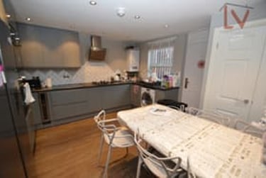 6 bed house, Hartley Crescent, Woodhouse, Leeds, LS62LL - Image 1