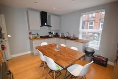 6 bed house, Burchett Terrace, Woodhouse, Leeds, LS62LR - Image 1