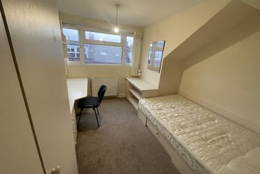 9 bed house, Estcourt Terrace, Headingley, Leeds, LS63EX - Image 1